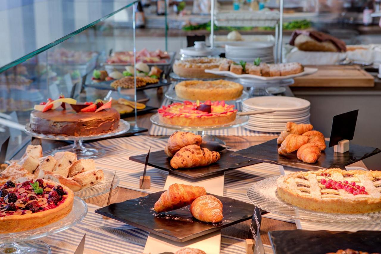 Hotel Alexandra - Beach Front - Healthy Xxl Breakfast & Brunch Until 12 30 - Parking Included ميسانو ادرياتيكو المظهر الخارجي الصورة