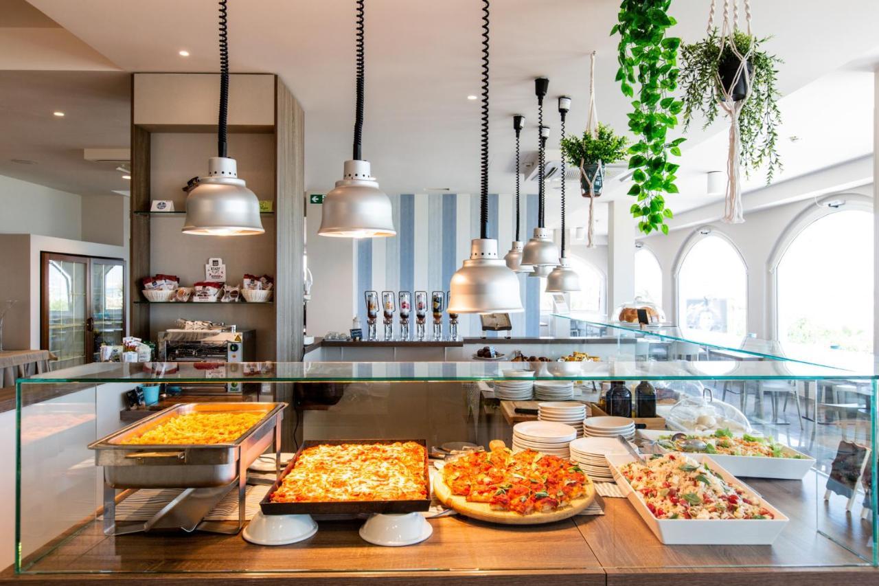 Hotel Alexandra - Beach Front - Healthy Xxl Breakfast & Brunch Until 12 30 - Parking Included ميسانو ادرياتيكو المظهر الخارجي الصورة