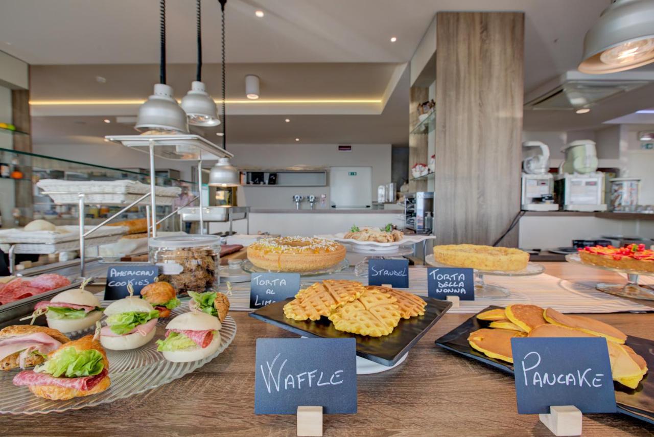 Hotel Alexandra - Beach Front - Healthy Xxl Breakfast & Brunch Until 12 30 - Parking Included ميسانو ادرياتيكو المظهر الخارجي الصورة