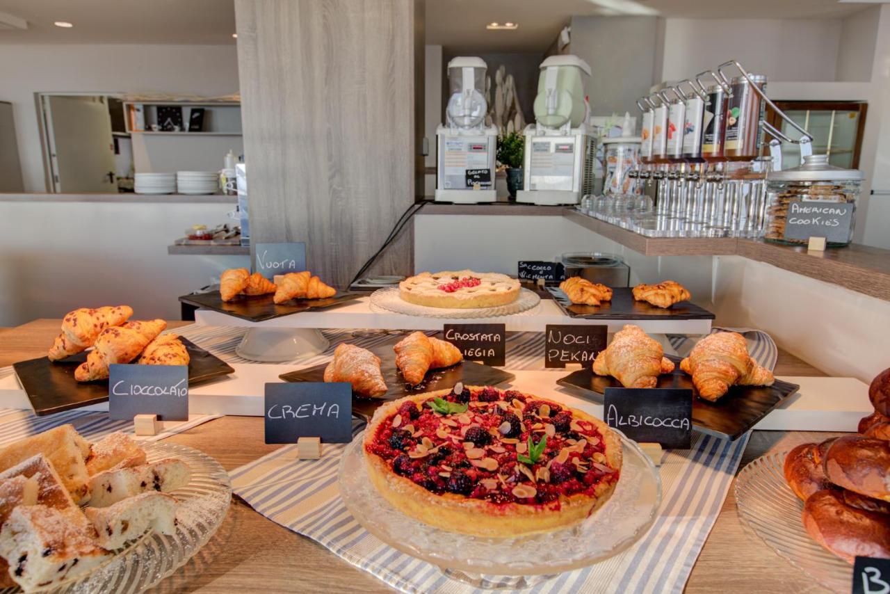 Hotel Alexandra - Beach Front - Healthy Xxl Breakfast & Brunch Until 12 30 - Parking Included ميسانو ادرياتيكو المظهر الخارجي الصورة