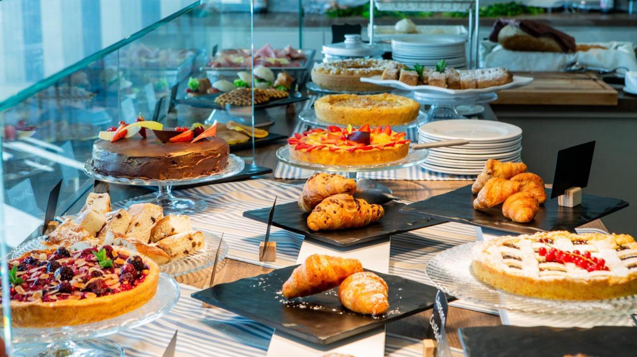 Hotel Alexandra - Beach Front - Healthy Xxl Breakfast & Brunch Until 12 30 - Parking Included ميسانو ادرياتيكو المظهر الخارجي الصورة