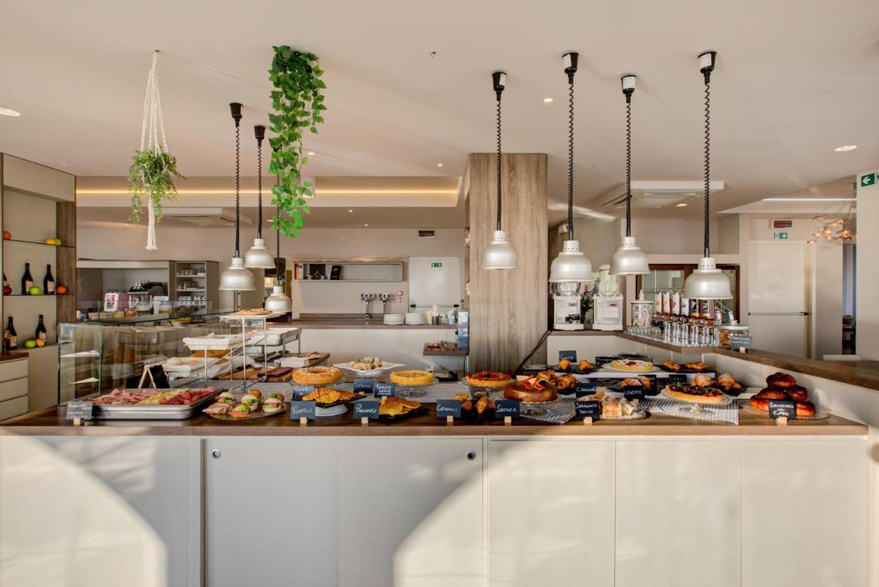 Hotel Alexandra - Beach Front - Healthy Xxl Breakfast & Brunch Until 12 30 - Parking Included ميسانو ادرياتيكو المظهر الخارجي الصورة