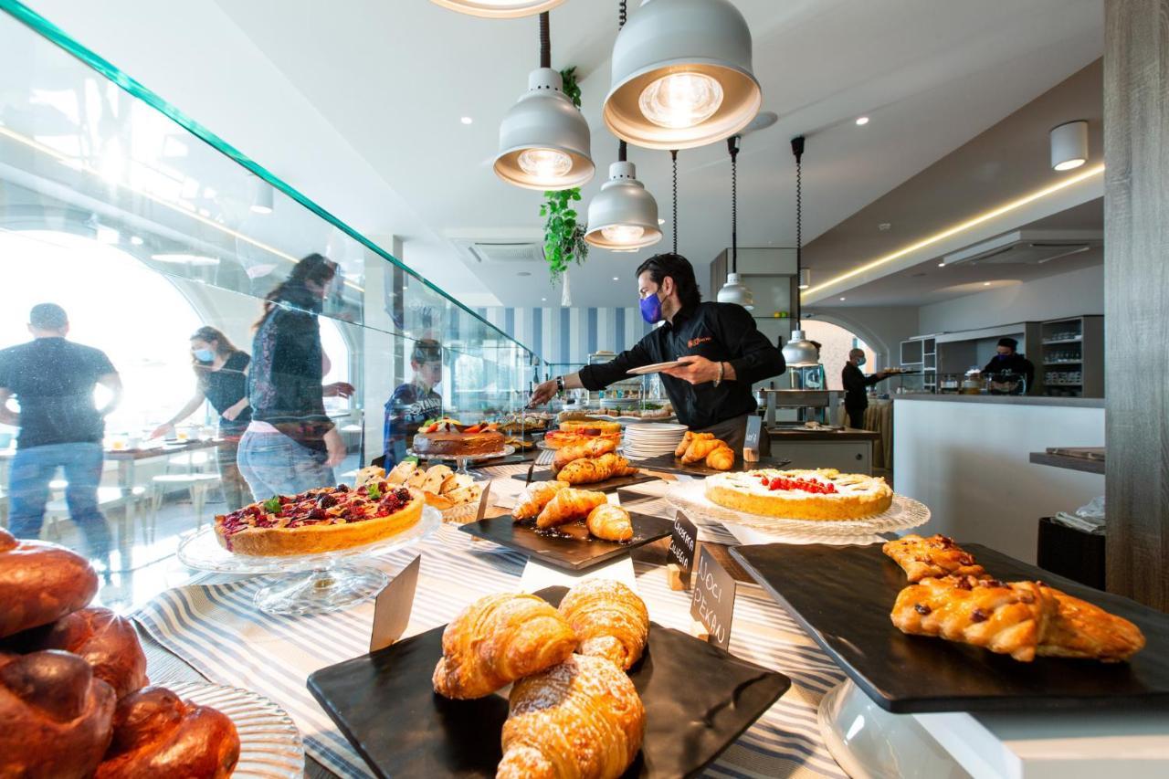 Hotel Alexandra - Beach Front - Healthy Xxl Breakfast & Brunch Until 12 30 - Parking Included ميسانو ادرياتيكو المظهر الخارجي الصورة