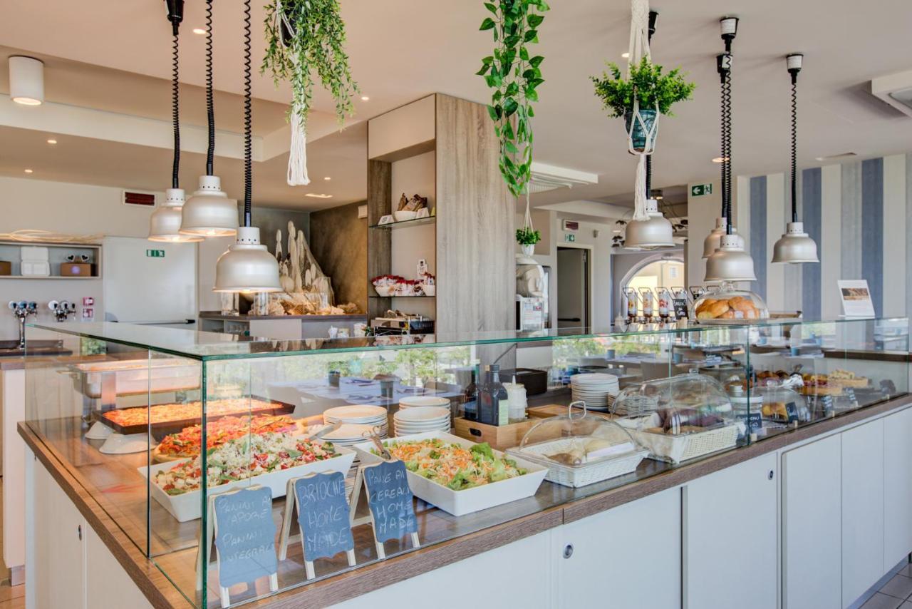 Hotel Alexandra - Beach Front - Healthy Xxl Breakfast & Brunch Until 12 30 - Parking Included ميسانو ادرياتيكو المظهر الخارجي الصورة