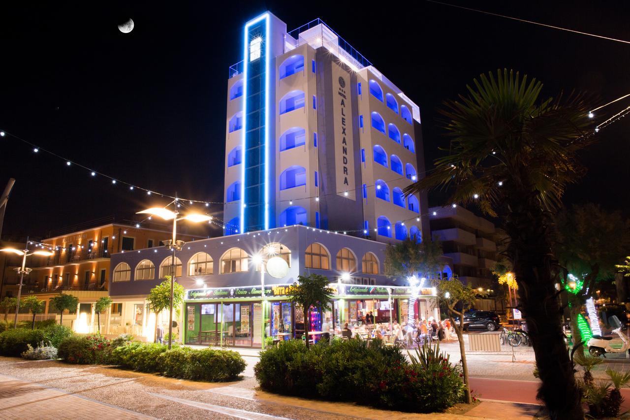 Hotel Alexandra - Beach Front - Healthy Xxl Breakfast & Brunch Until 12 30 - Parking Included ميسانو ادرياتيكو المظهر الخارجي الصورة