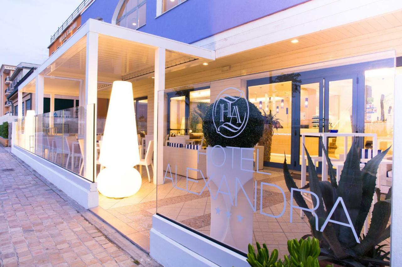 Hotel Alexandra - Beach Front - Healthy Xxl Breakfast & Brunch Until 12 30 - Parking Included ميسانو ادرياتيكو المظهر الخارجي الصورة